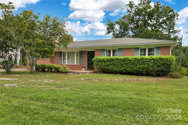 single story home featuring a front yard