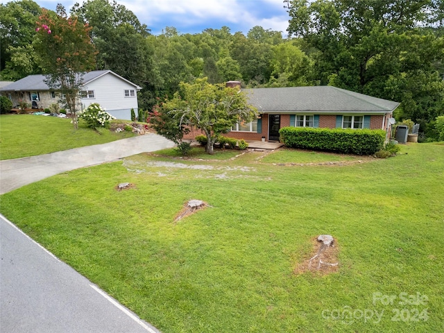 view of front facade featuring a front yard