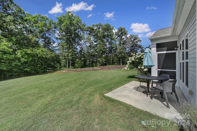 view of yard featuring a patio