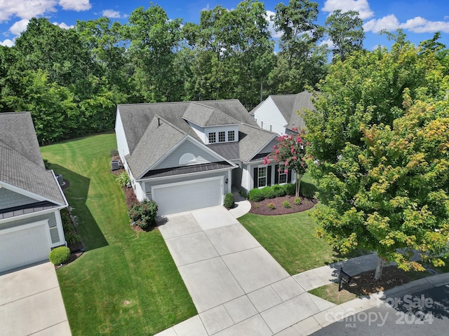 view of front of property with a front yard