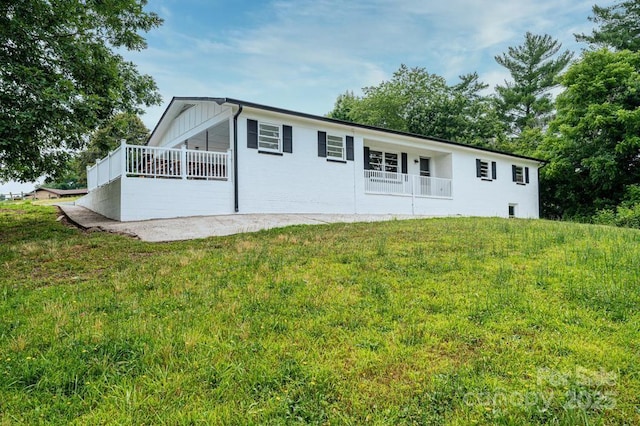 view of front facade with a front lawn