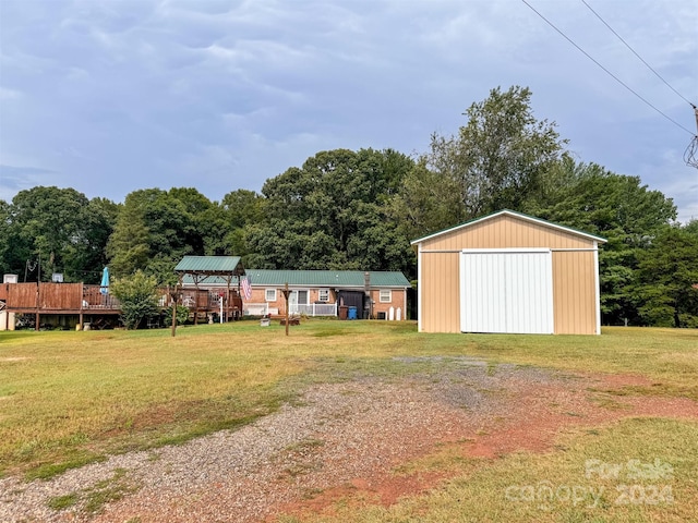 view of yard featuring an outdoor structure