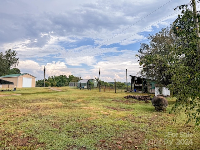 view of yard with an outdoor structure