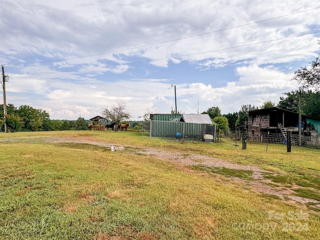 view of yard with an outbuilding