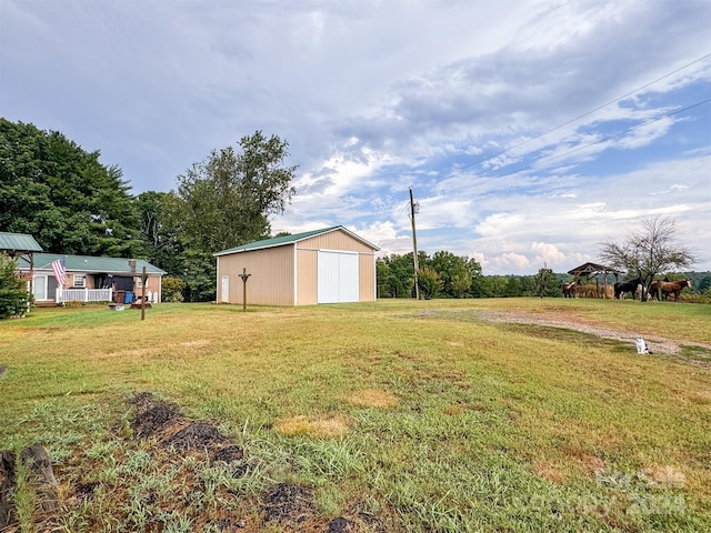 view of yard featuring an outdoor structure