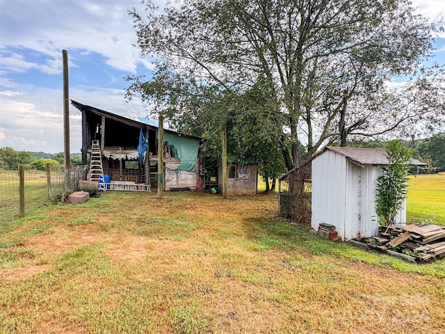 view of yard featuring a shed