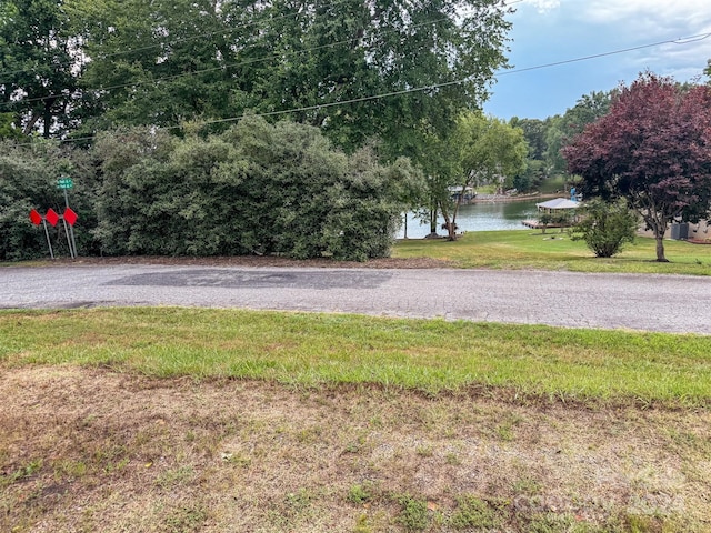 view of yard featuring a water view