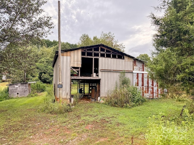 view of outbuilding with a yard