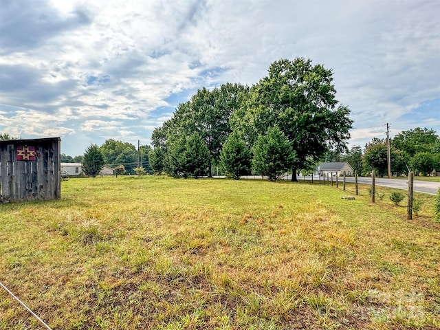 view of yard featuring a rural view