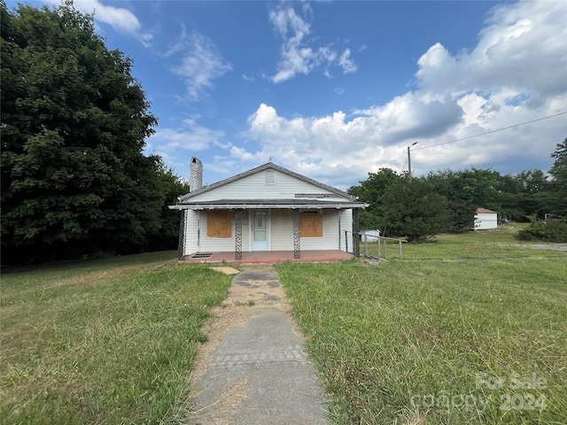 view of front facade with a porch and a front yard