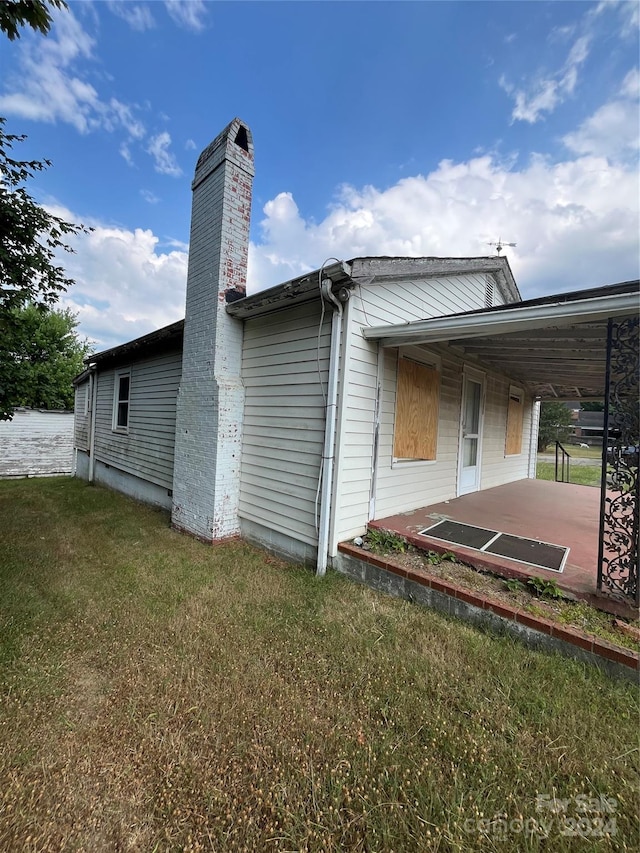 view of side of property featuring a yard