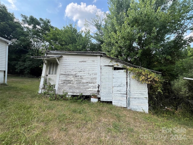 view of outdoor structure featuring a lawn