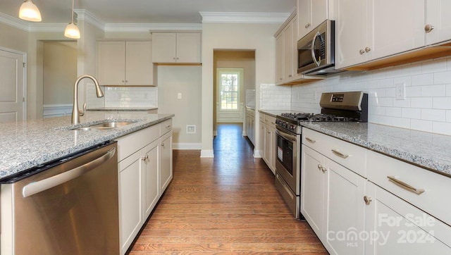 kitchen featuring sink, appliances with stainless steel finishes, light hardwood / wood-style flooring, and backsplash