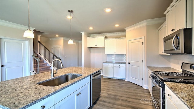 kitchen with dark wood-style floors, stainless steel appliances, a sink, and crown molding