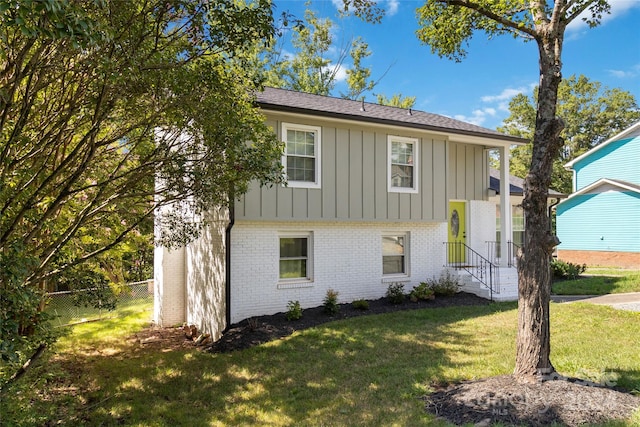 view of front of property featuring a front yard