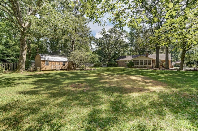 view of yard featuring a shed