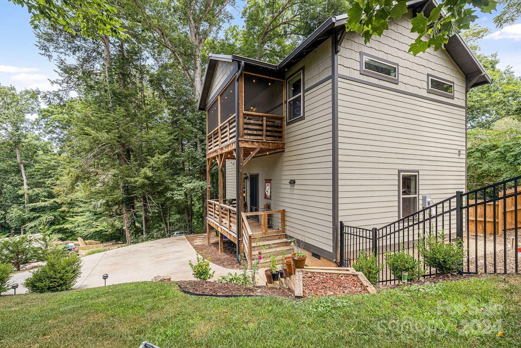 exterior space with a lawn