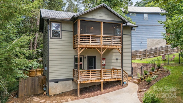 view of front of house featuring a front yard