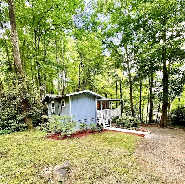 view of front of property featuring covered porch and a front yard