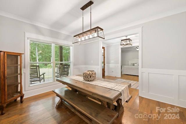 dining room with ceiling fan, crown molding, and hardwood / wood-style floors