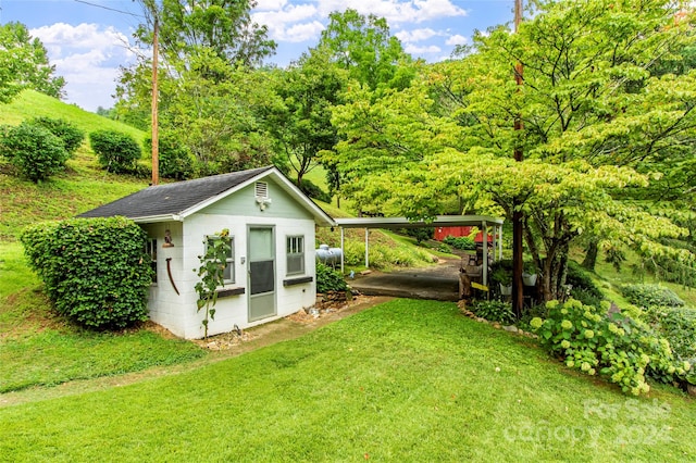 view of yard featuring an outbuilding