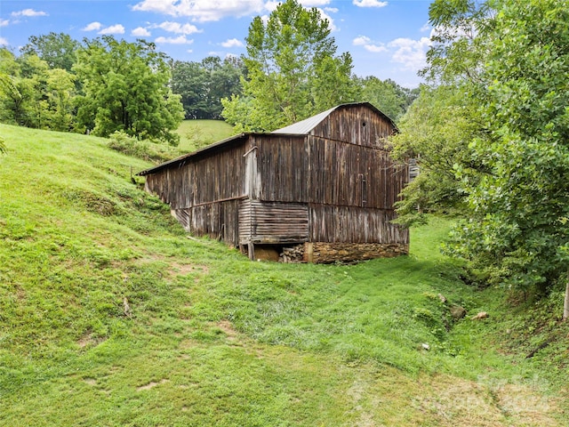 view of barn featuring a yard