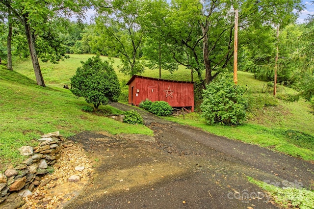 view of yard featuring driveway