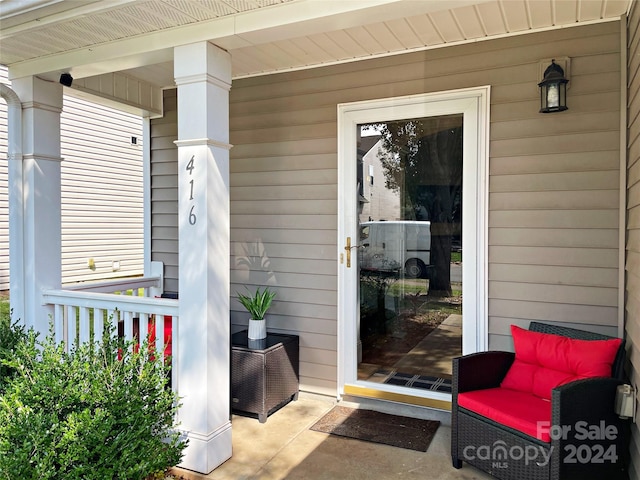 entrance to property featuring covered porch