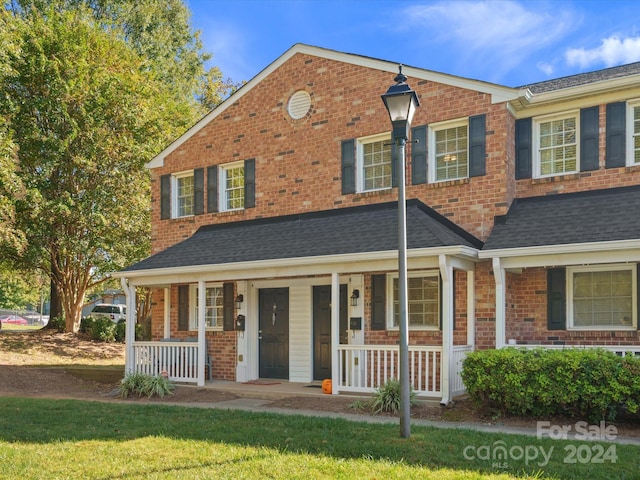 view of front facade featuring a front yard and a porch