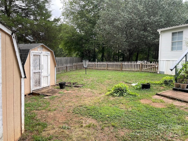 view of yard featuring a shed