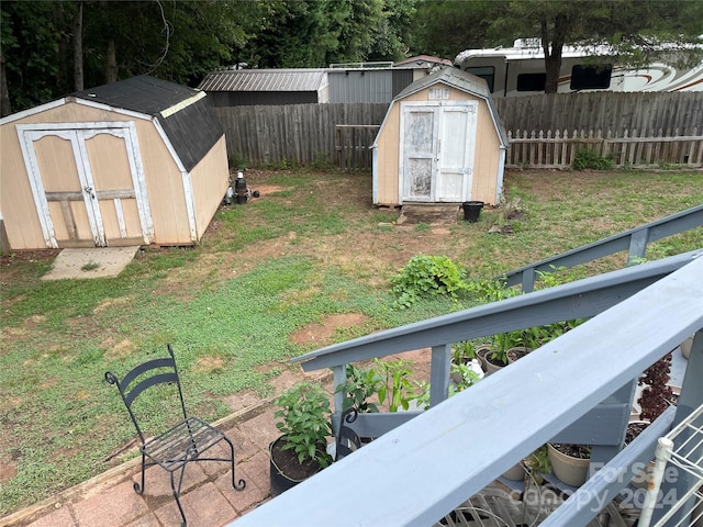 view of yard with a storage shed