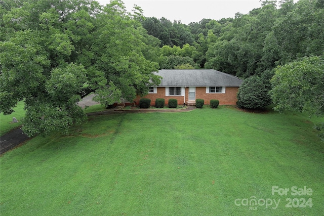 ranch-style home featuring a front yard