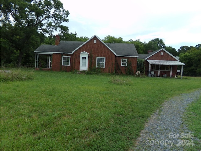 view of front facade featuring a front lawn