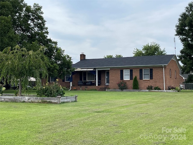 view of front of property with a front yard