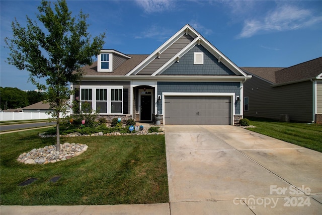 craftsman inspired home with a front lawn