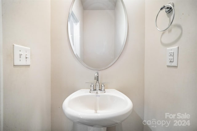 bathroom featuring sink