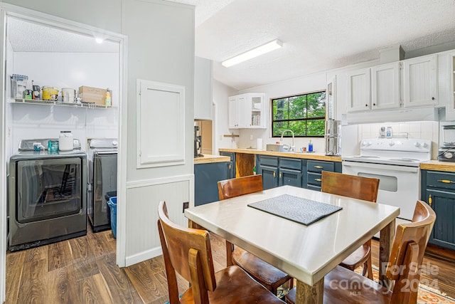 kitchen featuring dark hardwood / wood-style floors, white electric stove, washer and clothes dryer, a textured ceiling, and lofted ceiling