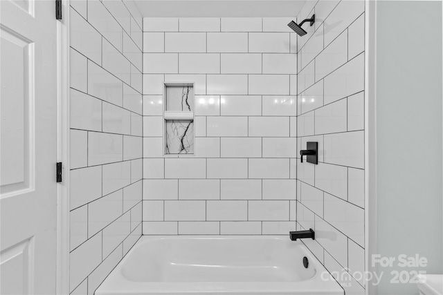 bathroom featuring tiled shower / bath combo