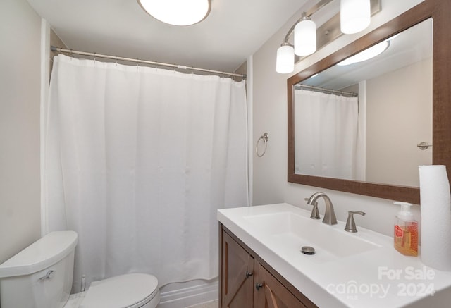 full bath featuring a shower with shower curtain, vanity, and toilet