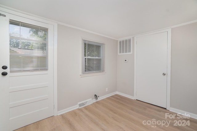 washroom featuring light wood-type flooring, baseboards, and visible vents