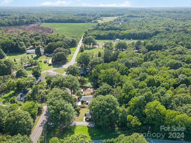 birds eye view of property featuring a forest view