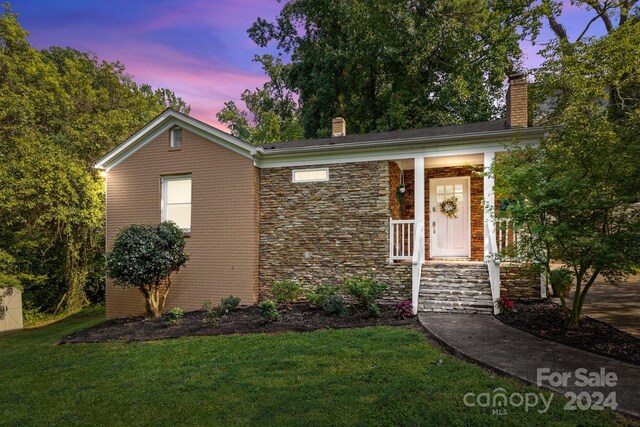 view of front of property with a lawn