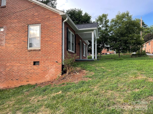 view of side of property featuring a yard