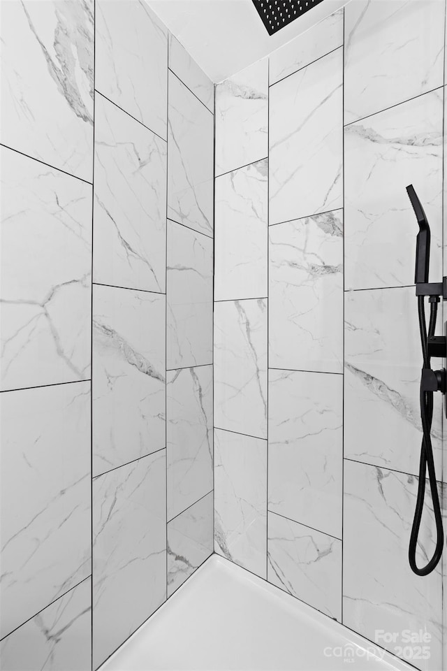 bathroom featuring a tile shower