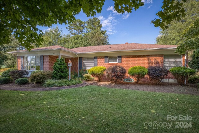 ranch-style home with a front lawn