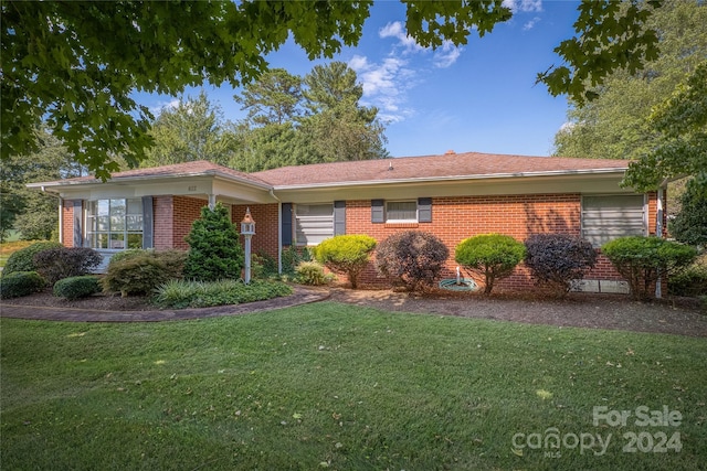 single story home featuring a front yard