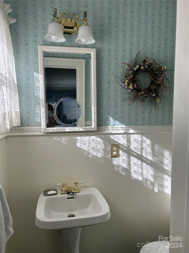 bathroom featuring toilet and sink