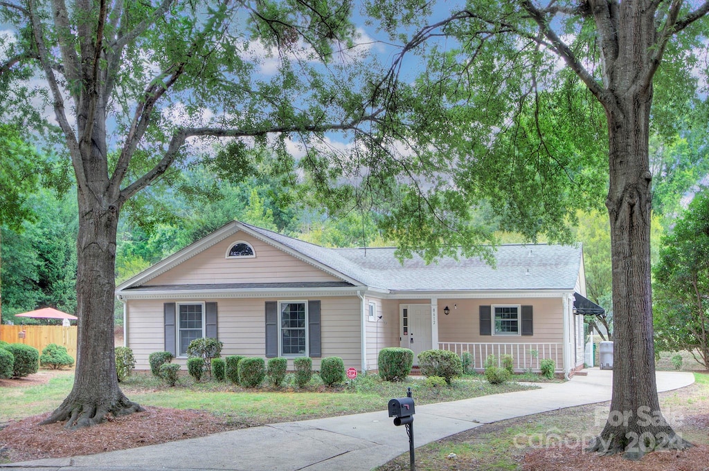 ranch-style home featuring a porch