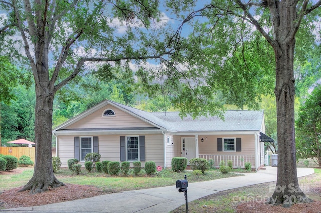 ranch-style home featuring a porch