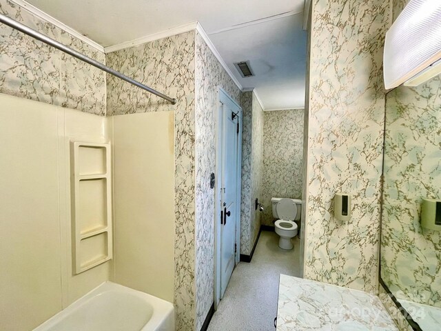 bathroom with a wall unit AC, toilet, washtub / shower combination, and ornamental molding